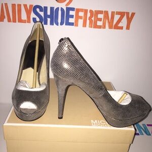NEW MICHAEL KORS HEELS IN SIZE 9M.